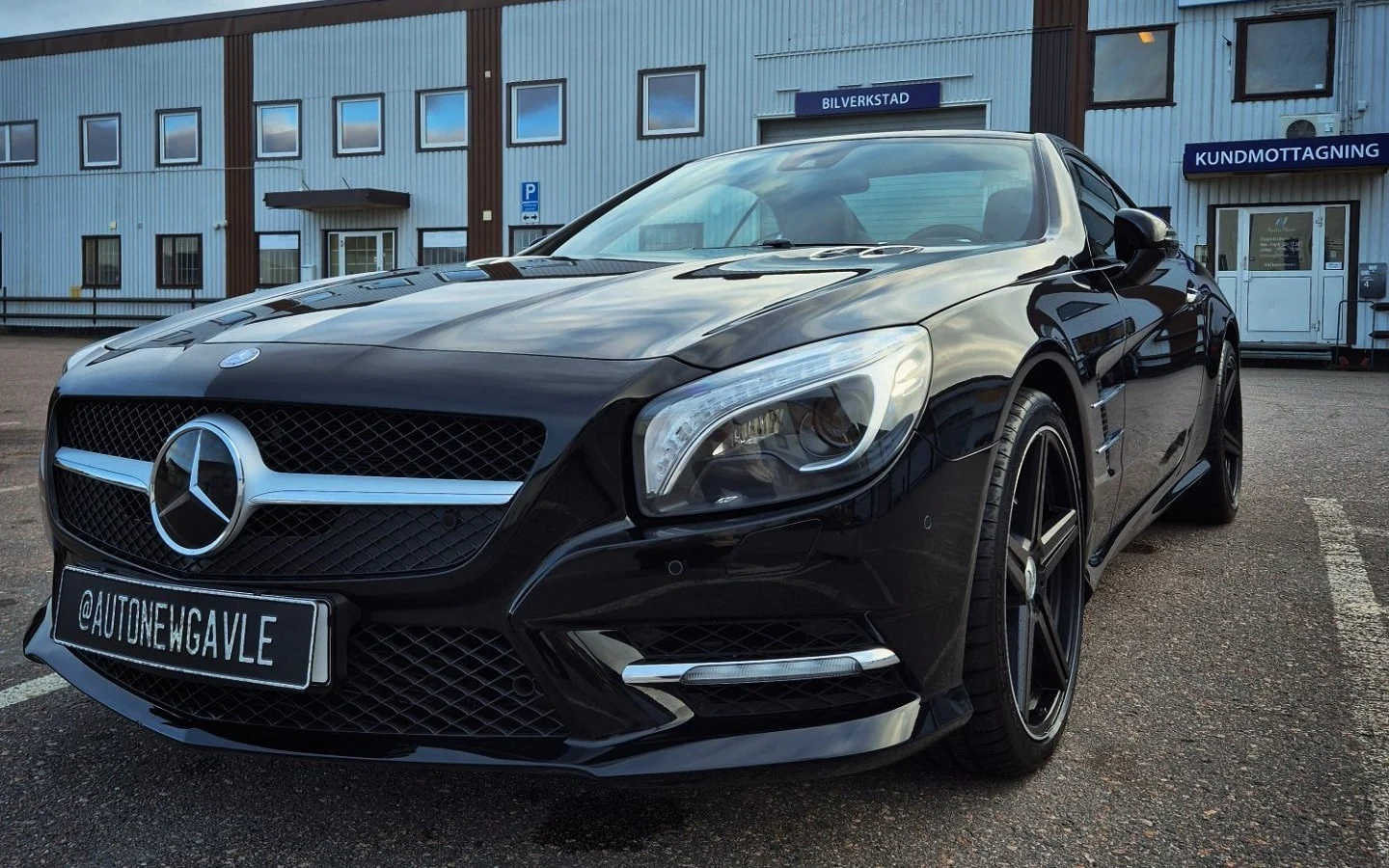 Svart Mercedes efter rekond utanför AutoNews kundmottagning i Gävle